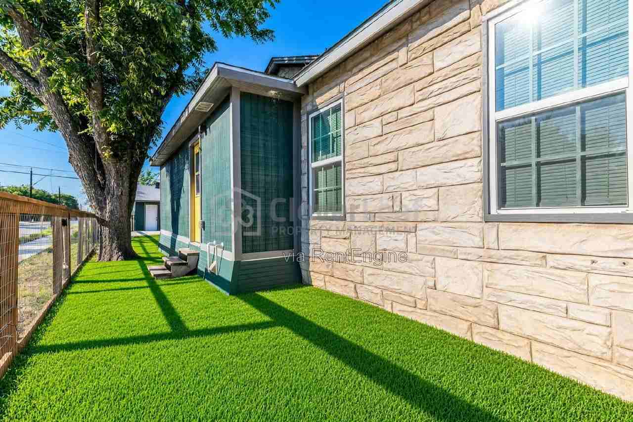 454 Astor St - Photo 5 of 29