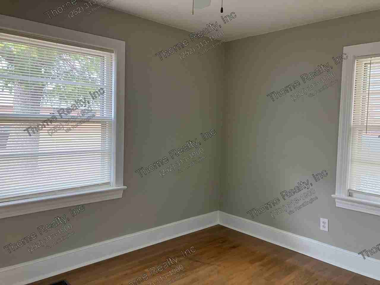1009 Russell St - Photo 5 of 8