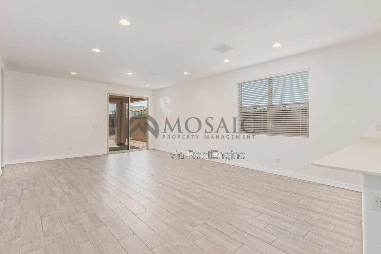 4043 E Appaloosa Rd - Photo 4 of 43