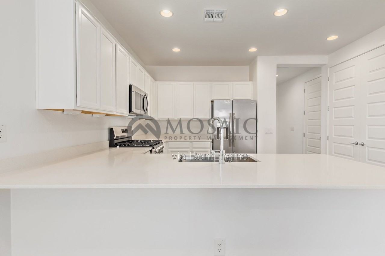 4043 E Appaloosa Rd - Photo 6 of 43