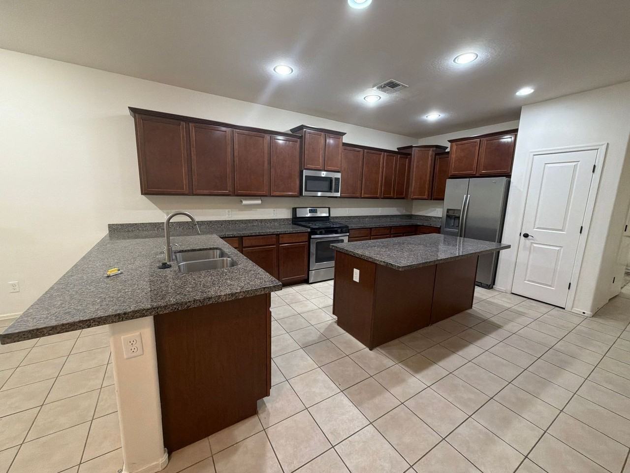 15594 W Devonshire Ave - Photo 3 of 17