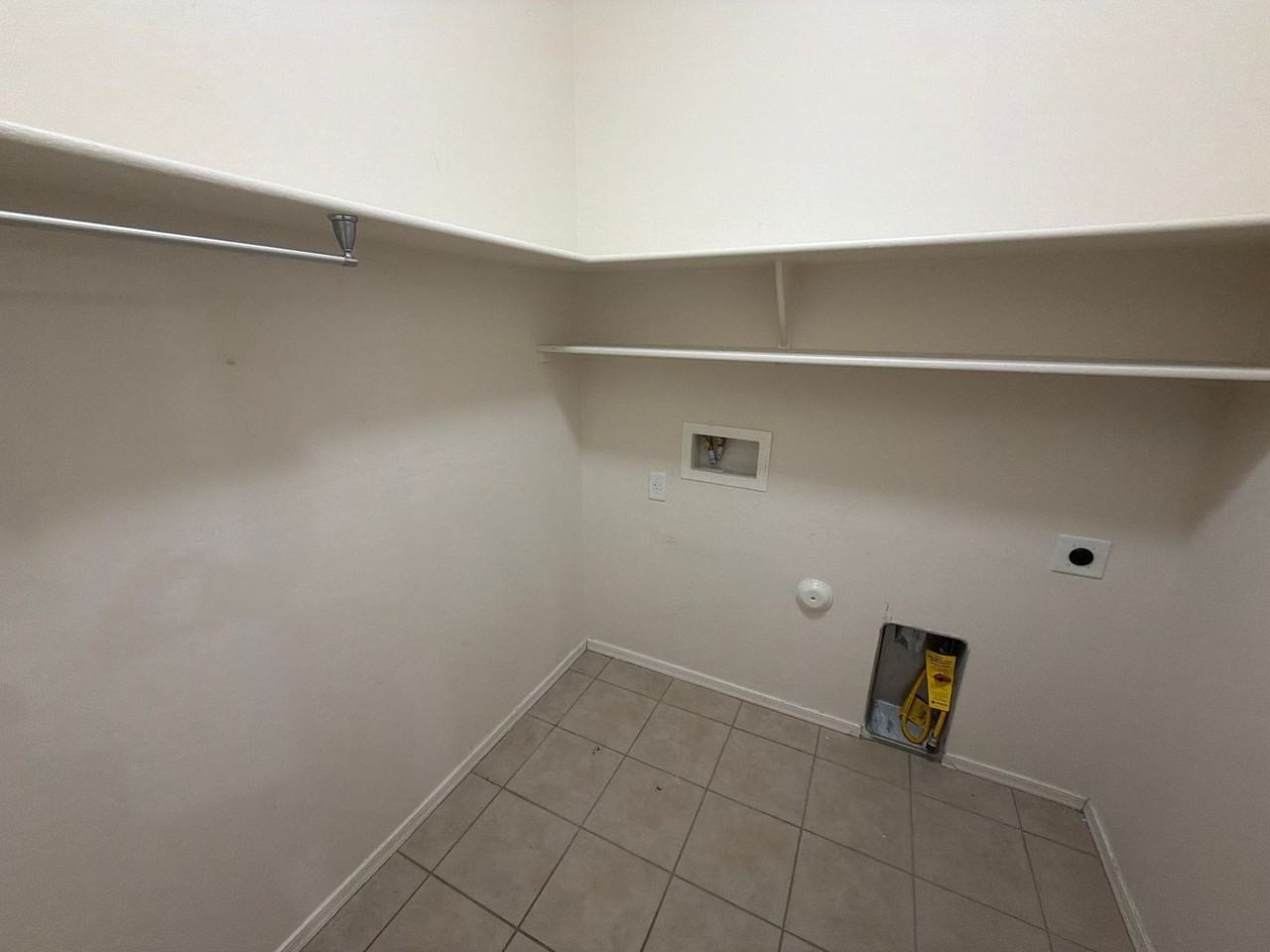 15594 W Devonshire Ave - Photo 5 of 17