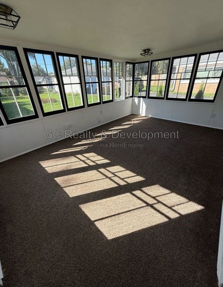 17638 Roosevelt Ave - Photo 2 of 10