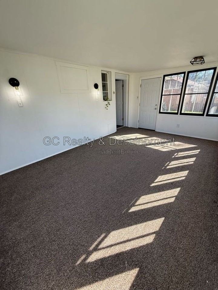 17638 Roosevelt Ave - Photo 3 of 10