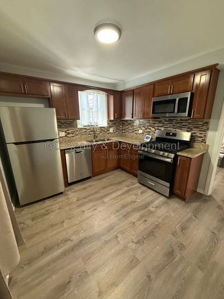 17638 Roosevelt Ave - Photo 4 of 10
