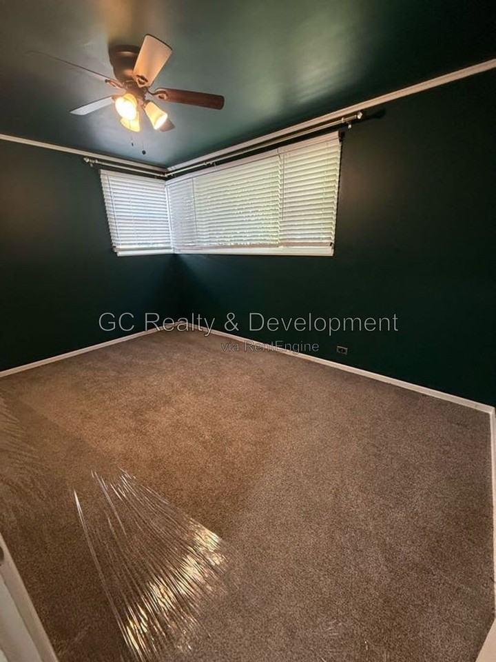 17638 Roosevelt Ave - Photo 7 of 10