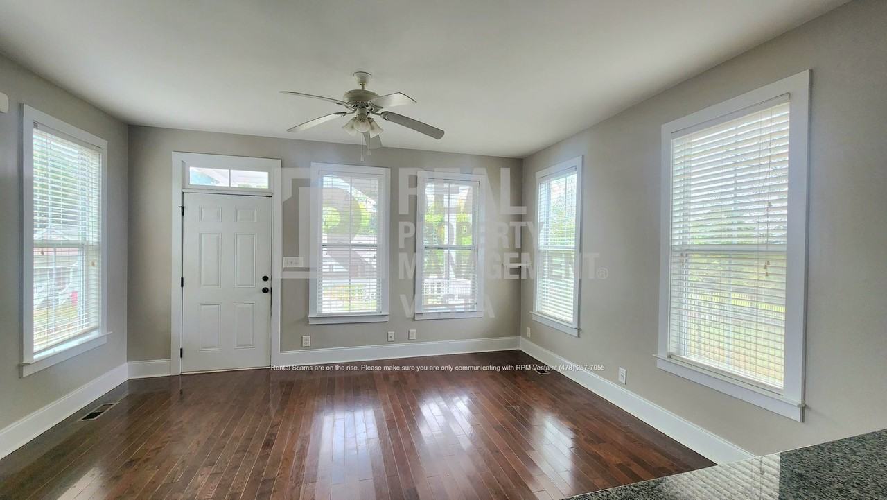 924 Ash St - Photo 2 of 12