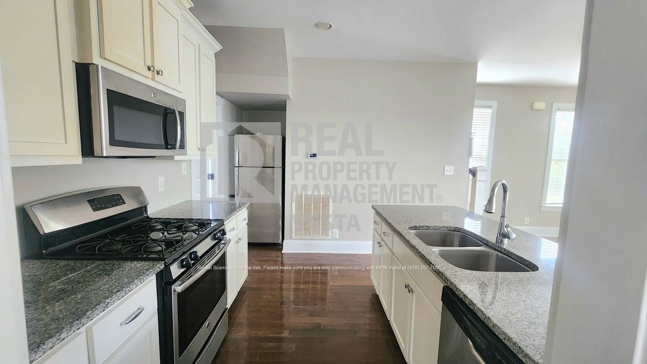 924 Ash St - Photo 3 of 12