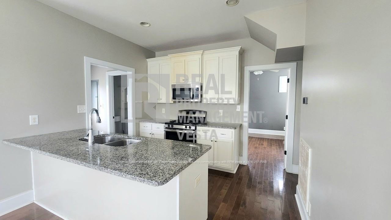 924 Ash St - Photo 4 of 12