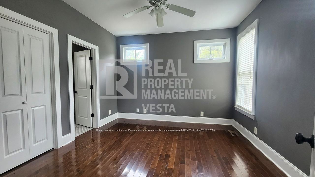 924 Ash St - Photo 5 of 12