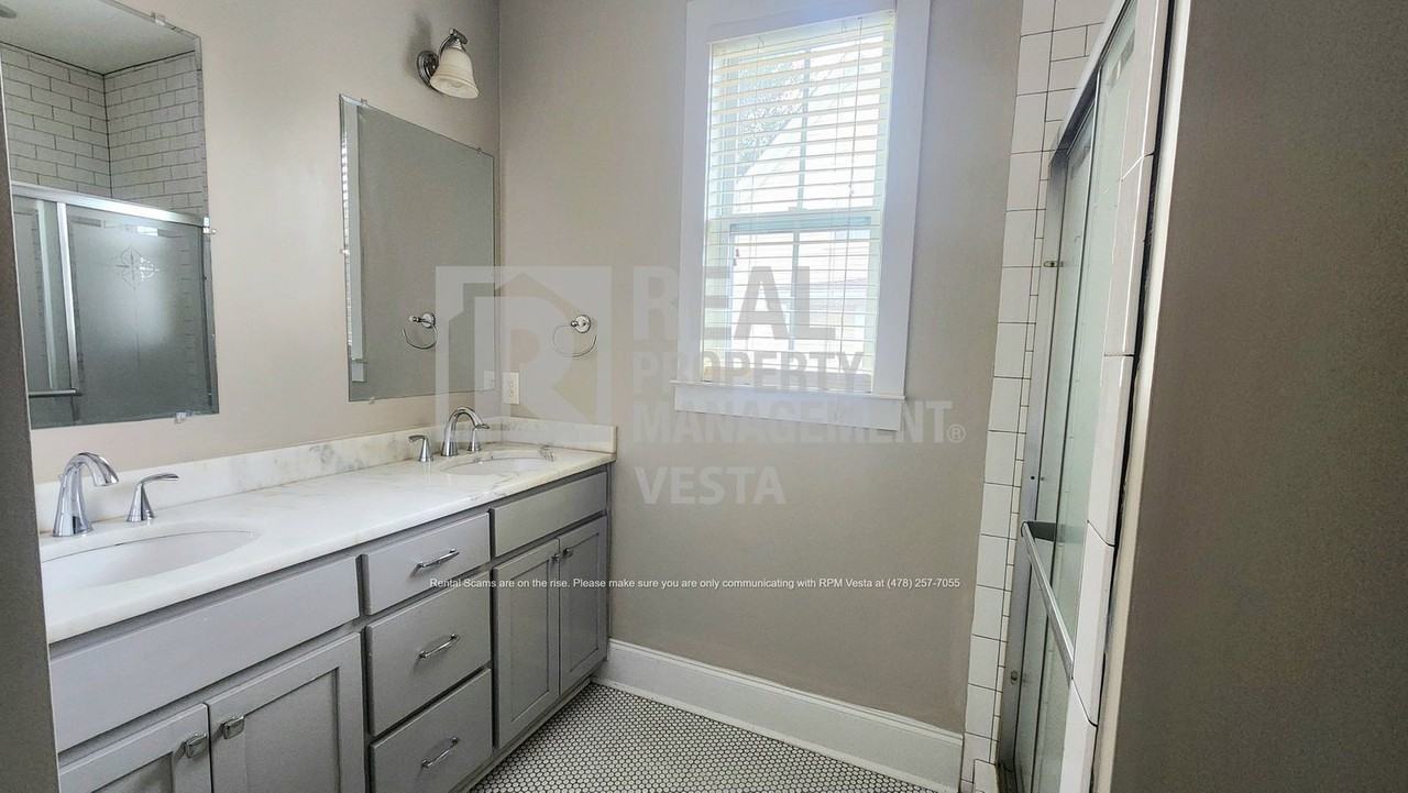 924 Ash St - Photo 6 of 12