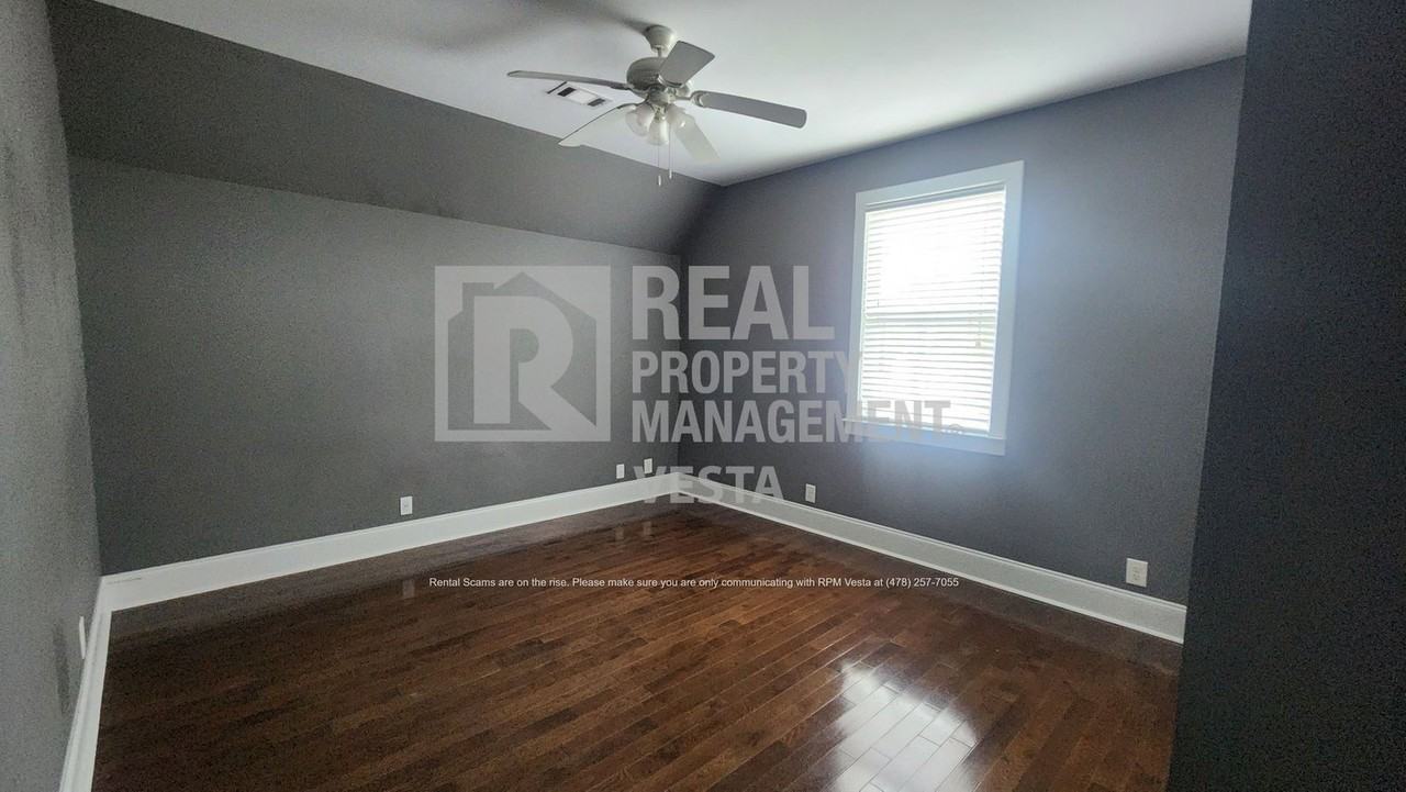 924 Ash St - Photo 7 of 12