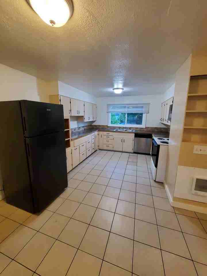 1160 Lee St Se - Photo 5 of 25