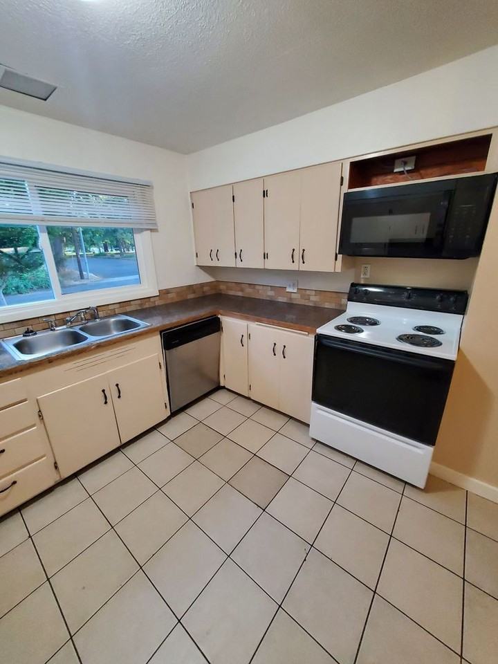 1160 Lee St Se - Photo 6 of 25