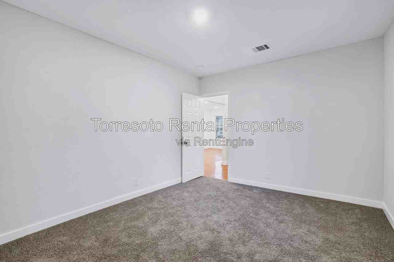 1920 Leal St - Photo 2 of 11