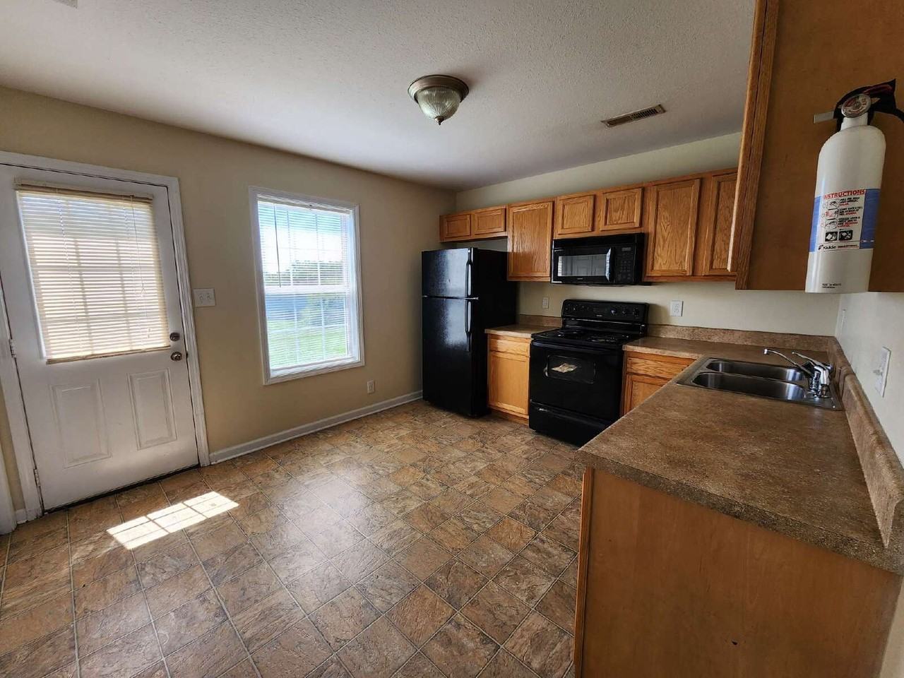 252 Executive Ave Apt 2d - Photo 4 of 11
