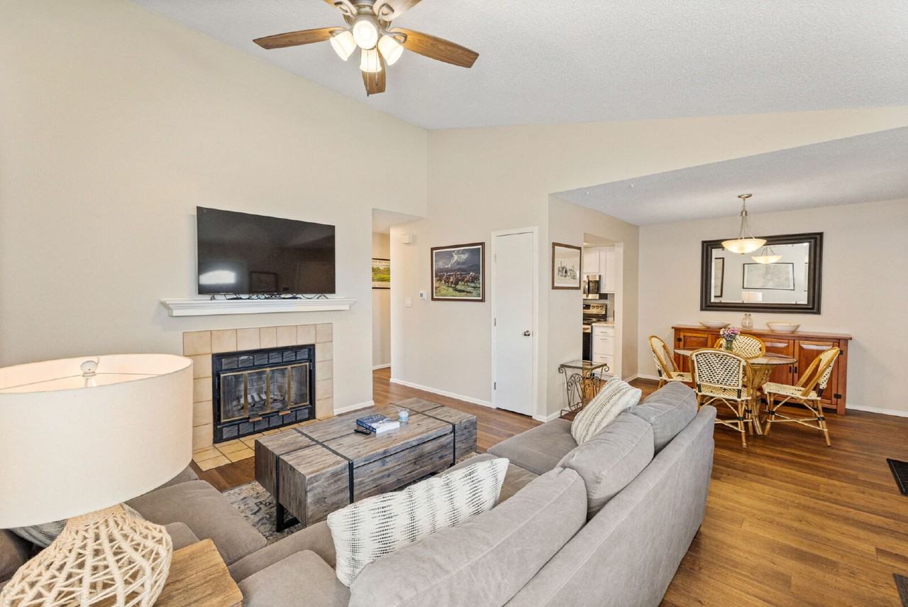 2353 Lexington Village Ln - Photo 4 of 34