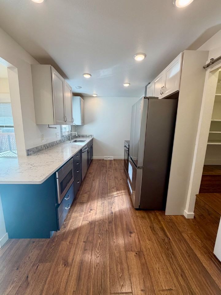 1031 Adams Ave - Photo 5 of 36