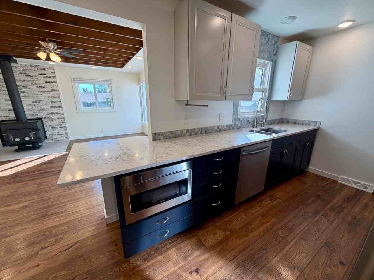 1031 Adams Ave - Photo 7 of 36