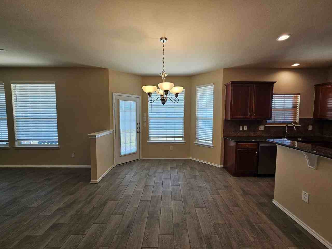 2110 Terry Dr - Photo 4 of 32