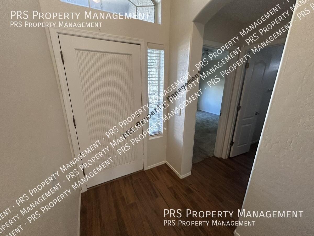 1671 W Princeton Ave - Photo 4 of 30