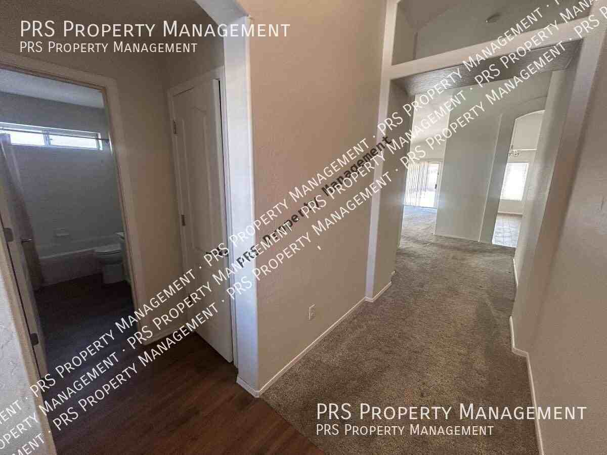 1671 W Princeton Ave - Photo 5 of 30