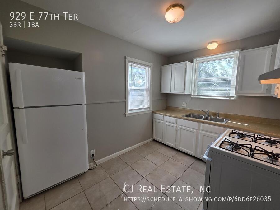929 E 77th Ter - Photo 5 of 11
