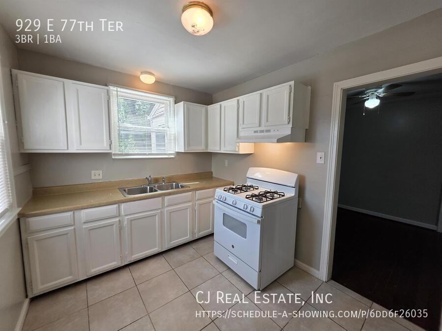 929 E 77th Ter - Photo 6 of 11