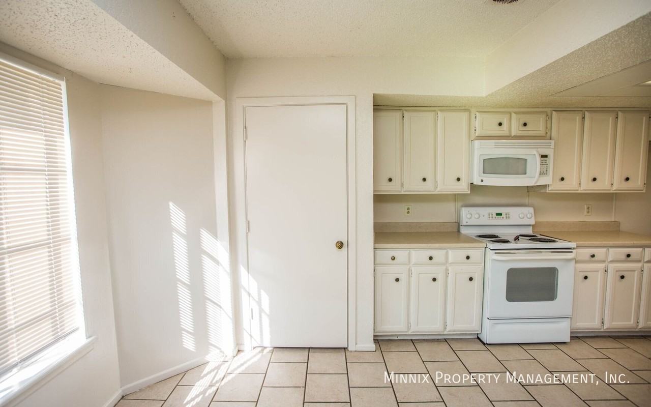2321 81st St - Photo 5 of 36