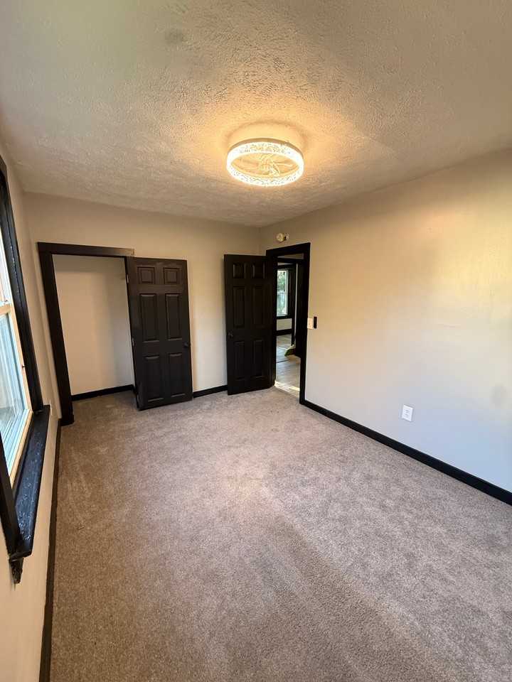 1060 Mcintire Way Rear - Photo 6 of 9