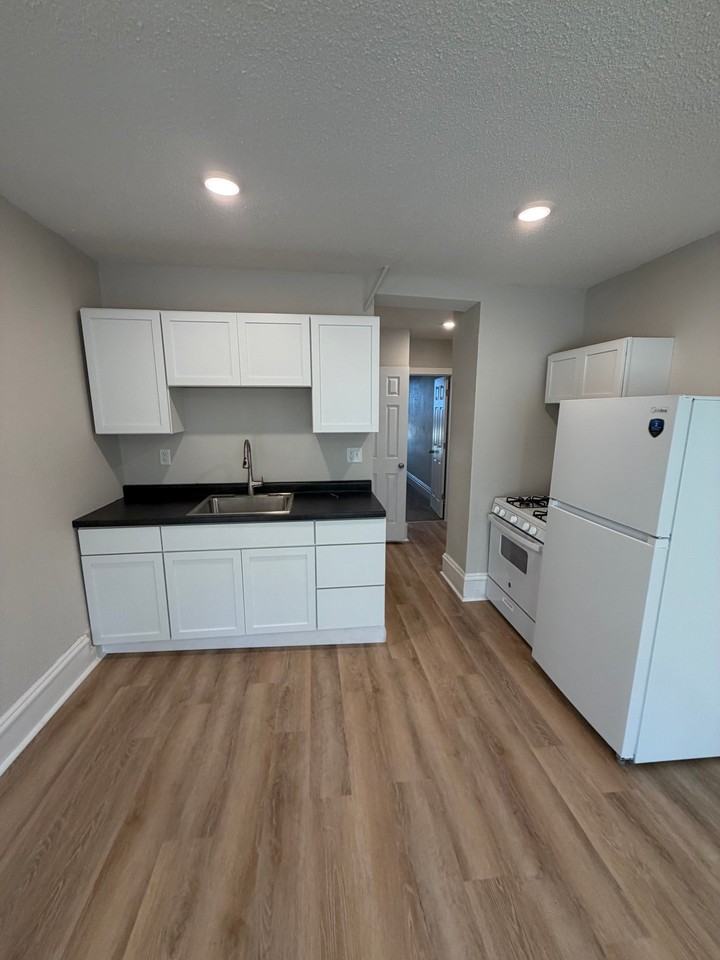 122 E 3rd St #2 - Photo 4 of 18