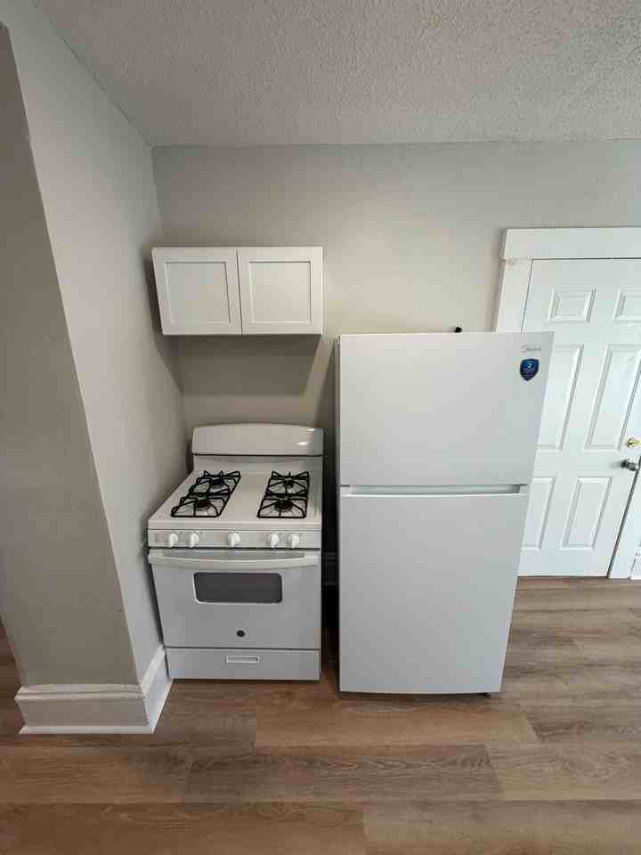 122 E 3rd St #2 - Photo 5 of 18