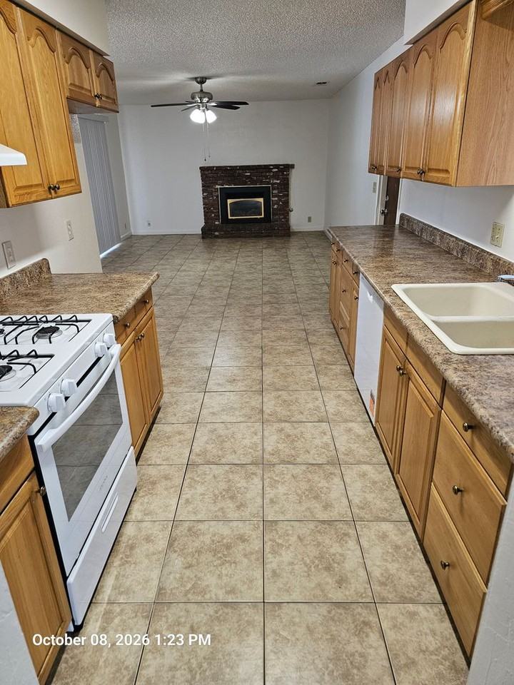 716 S Mark St - Photo 4 of 12