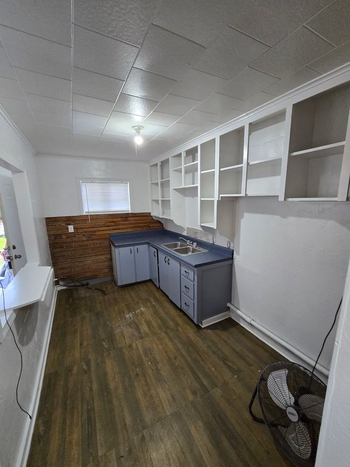 210 W 8th St - Photo 3 of 8