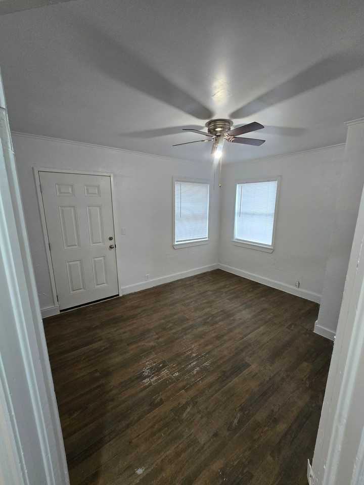 210 W 8th St - Photo 4 of 8