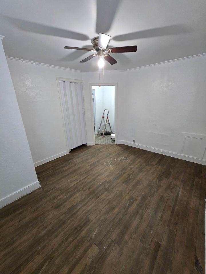 210 W 8th St - Photo 5 of 8