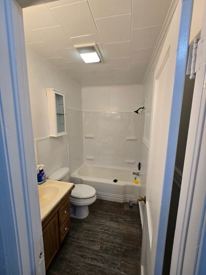 210 W 8th St - Photo 6 of 8