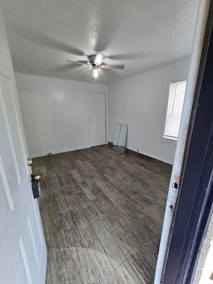 210 W 8th St - Photo 7 of 8