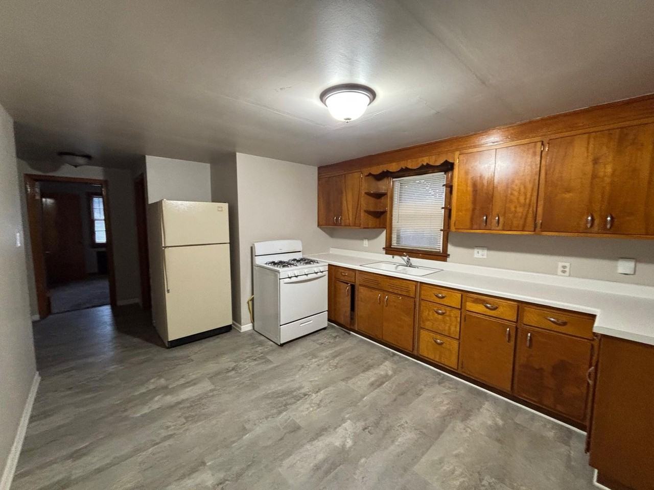 312 S Porter St - Photo 2 of 10
