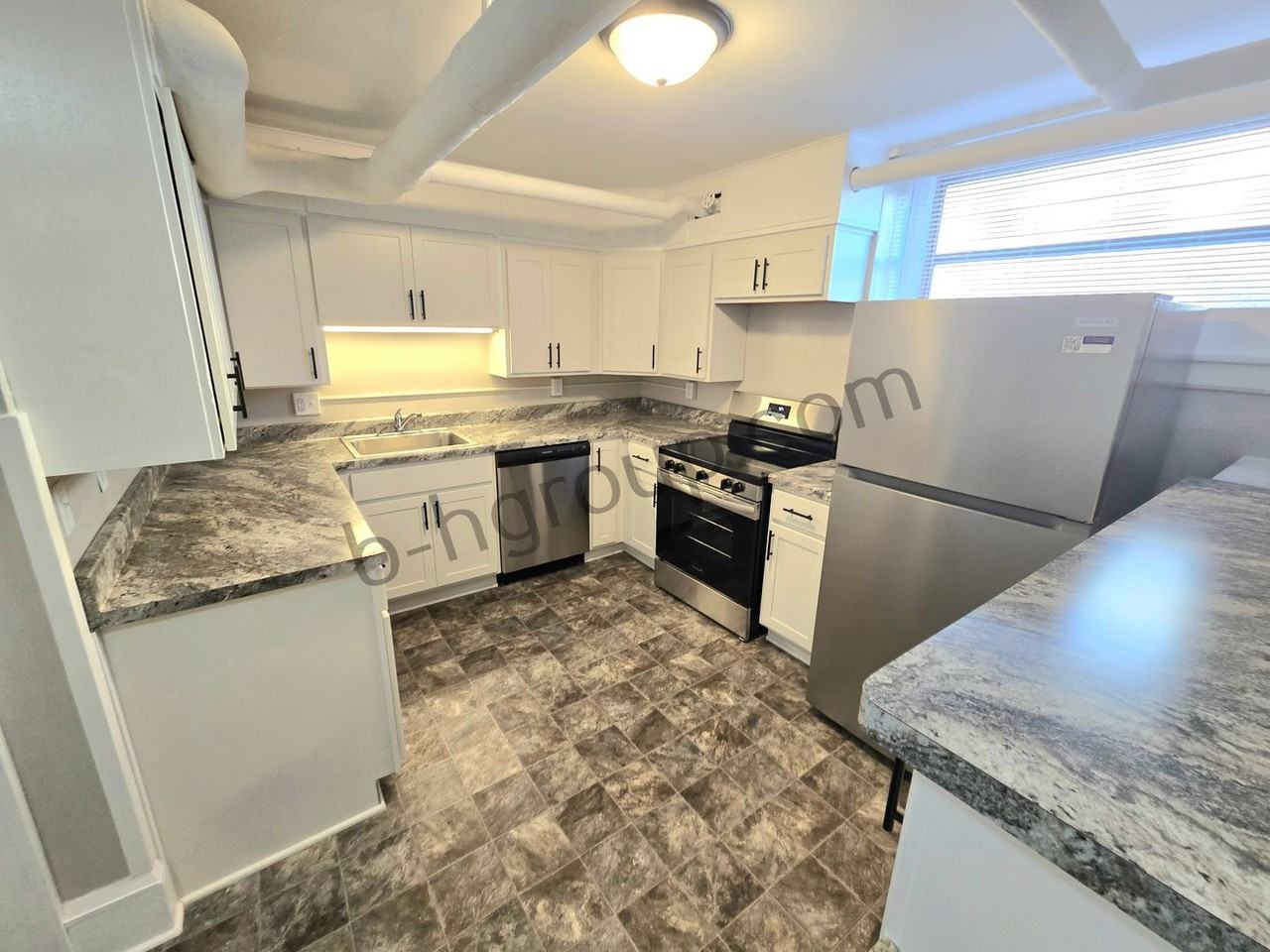 811 60th St - Photo 4 of 23