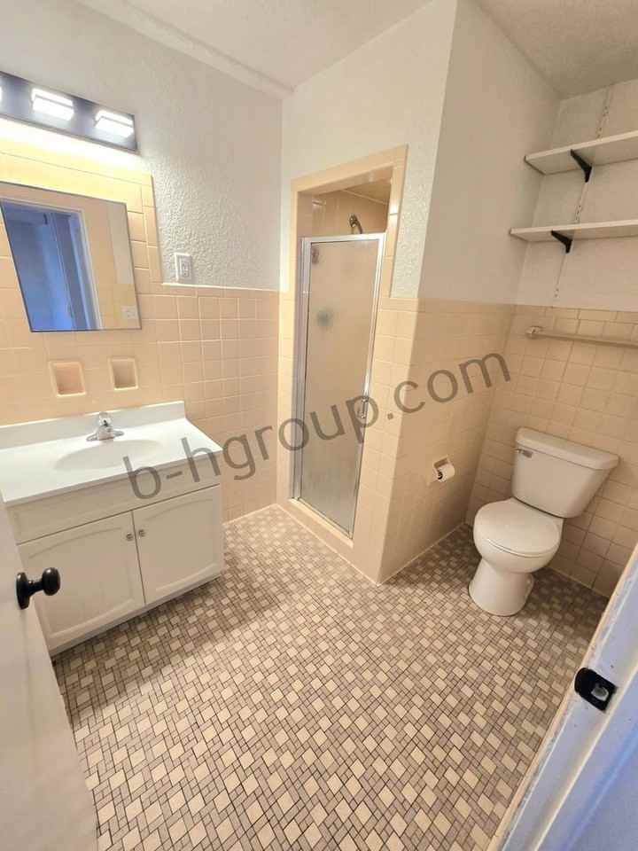 811 60th St - Photo 6 of 23