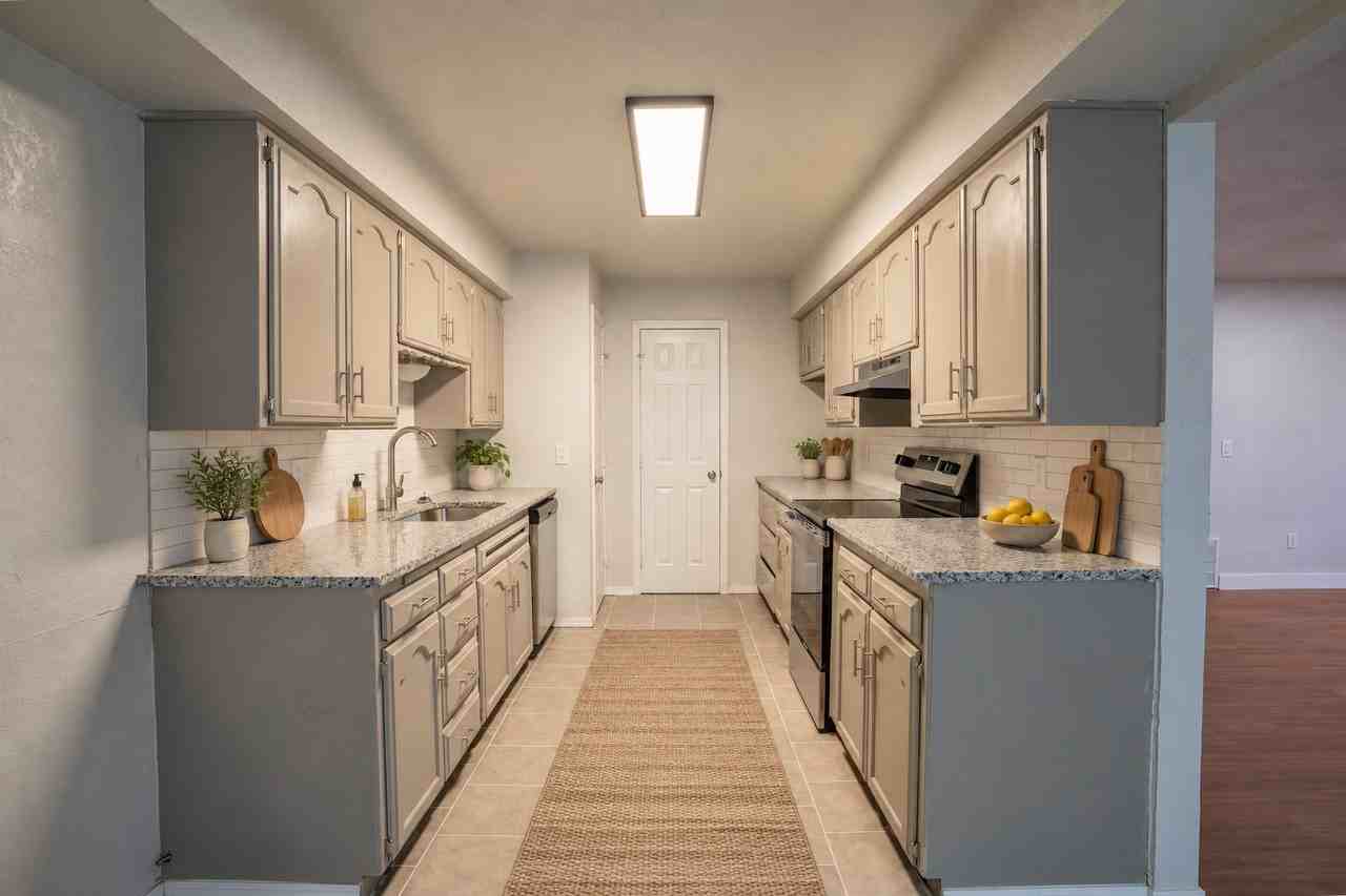 10008 Essex Ave - Photo 6 of 19