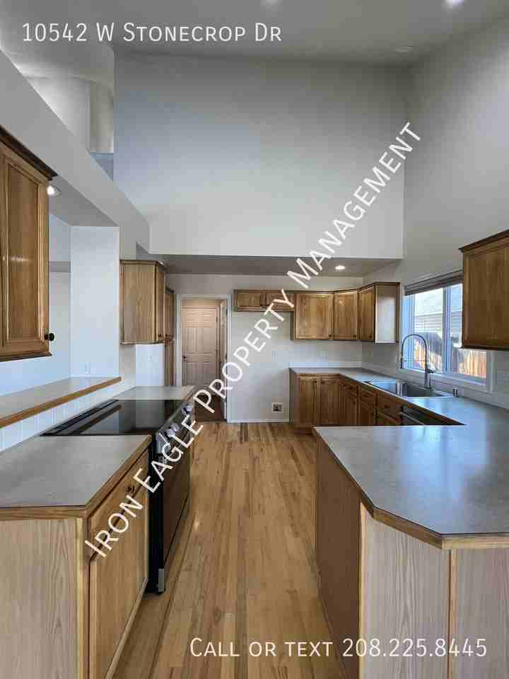 10542 W Stonecrop Dr - Photo 2 of 18