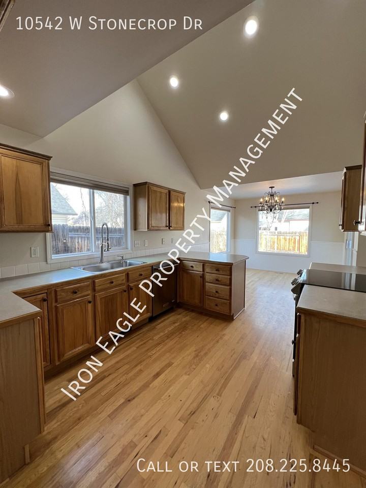 10542 W Stonecrop Dr - Photo 3 of 18