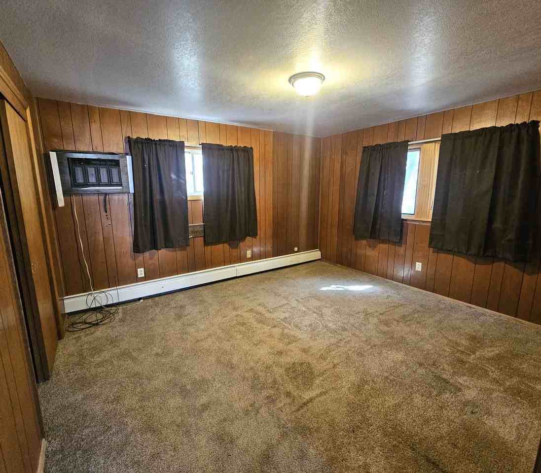 1223 E 8th St - Photo 4 of 8