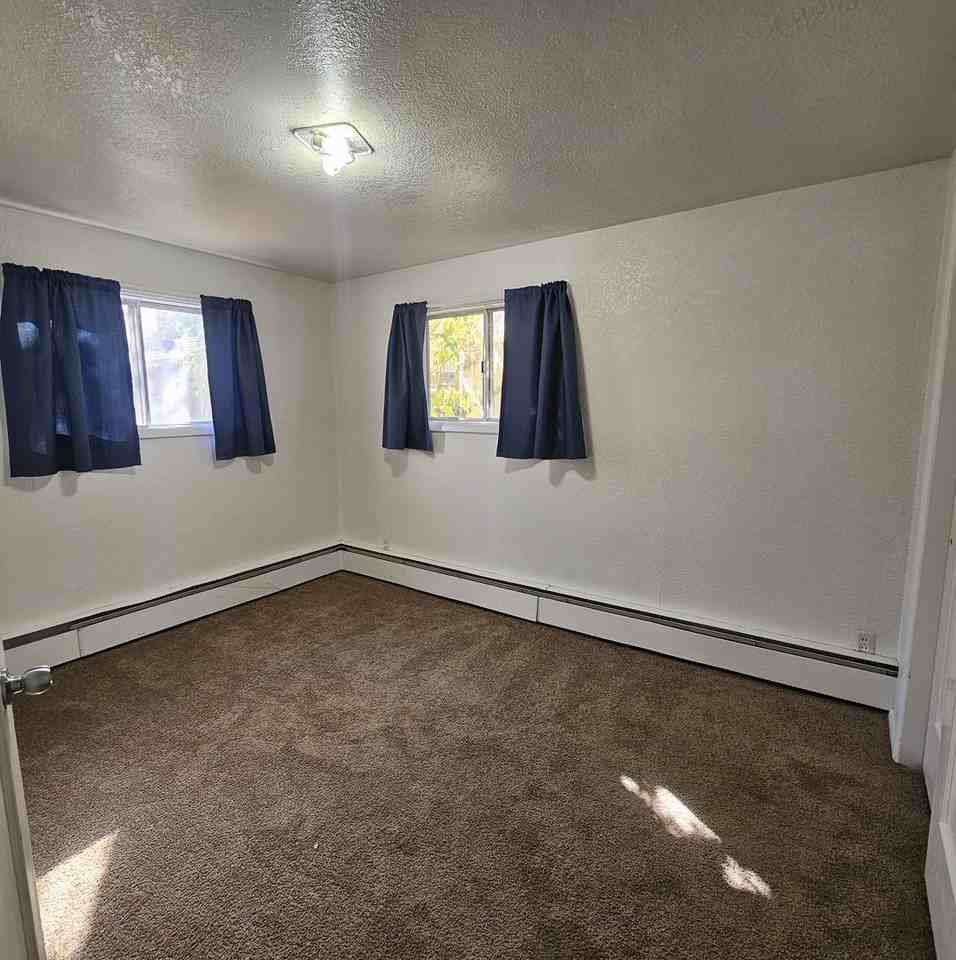 1223 E 8th St - Photo 5 of 8