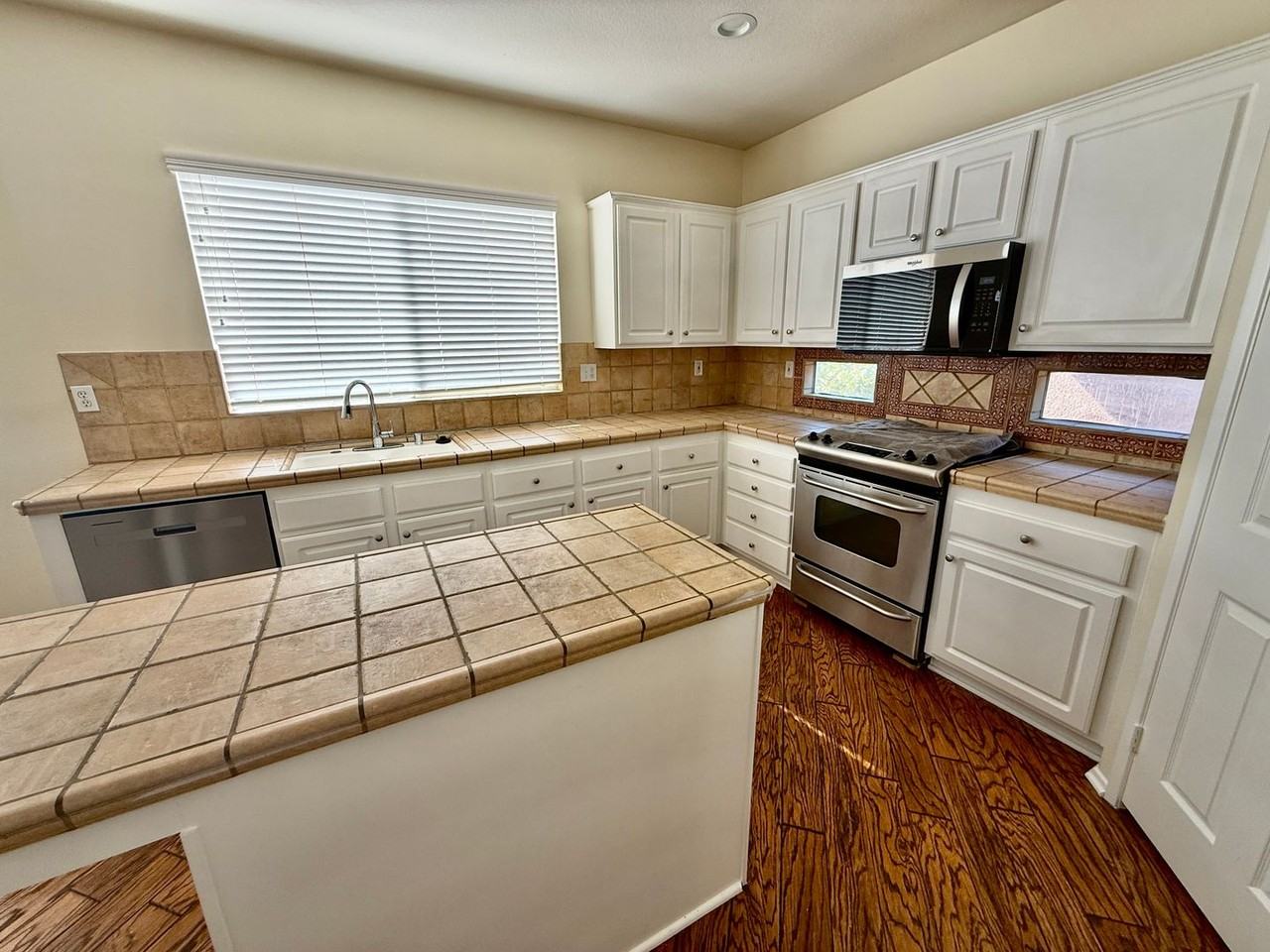 11224 Parkway Ct - Photo 6 of 34