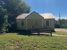 featured image of 411 Circle Dr W