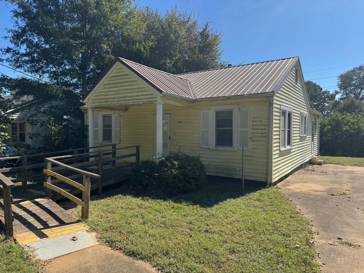411 Circle Dr W - Photo 2 of 23