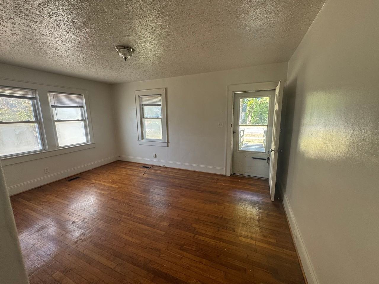 411 Circle Dr W - Photo 6 of 23
